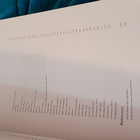 The Deadmau5 Handbook Everything you need to know about Deadmau5 paperback book - Picture 5 of 7